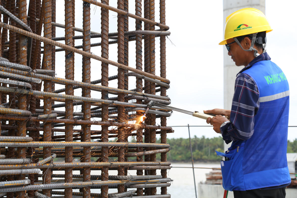 Nhân sự và máy móc được chia làm 30 mũi thi công gồm: 11 mũi thi công bệ, trụ, xà mũ, tấm bê tông cốt thép, kè; 2 mũi thi công đường đầu cầu (tuyến); 7 mũi thi công dầm, dầm thép, cáp dây văng; 7 mũi thi công thân bệ trụ cầu chính. Ảnh: Thanh Tiến