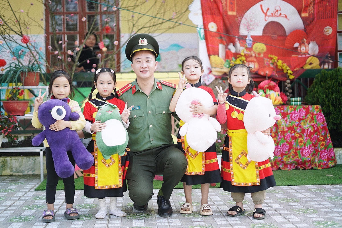 Với tình yêu trẻ em vùng cao Thượng úy Lê Cao Thiên và đồng đội đã tổ chức nhiều chương trình tại cơ sở.