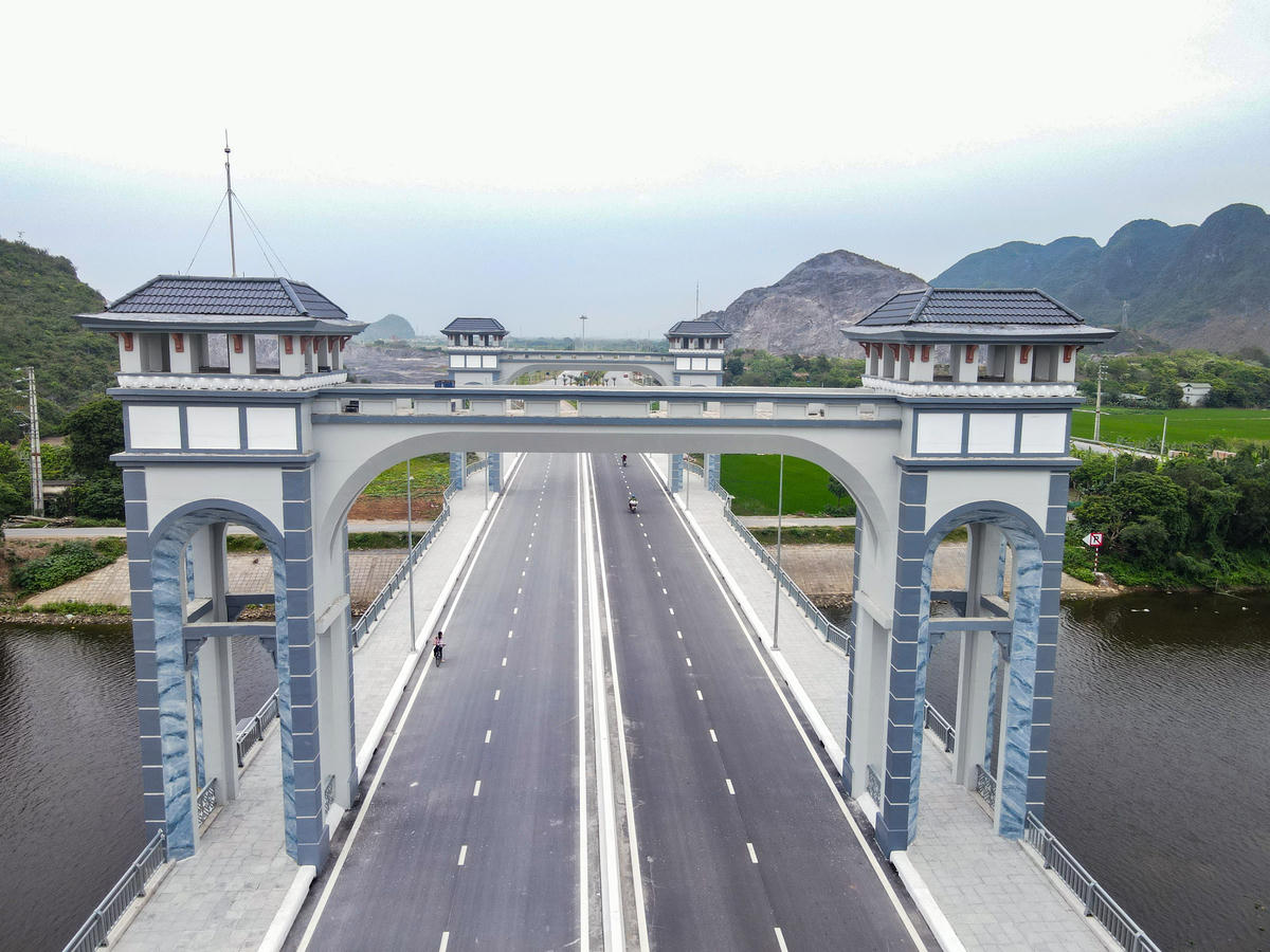 Cây cầu có kết cấu hiện đại, mặt cầu rộng rãi, hệ thống lan can và chiếu sáng được đầu tư đồng bộ. Ảnh: Đình Minh