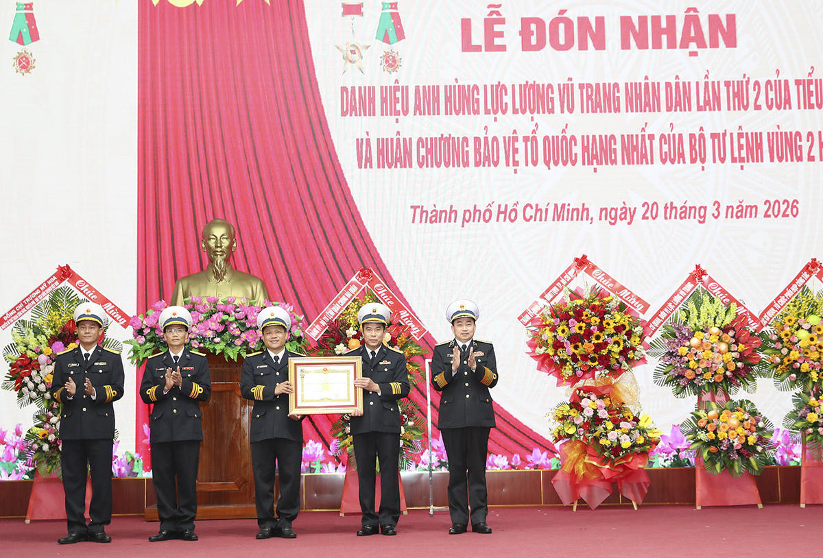 Phó Đô đốc Trần Thanh Nghiêm đã trao bằng đơn vị Anh hùng LLVT nhân dân cho Tiểu đoàn DK1. Ảnh: Văn Đường.