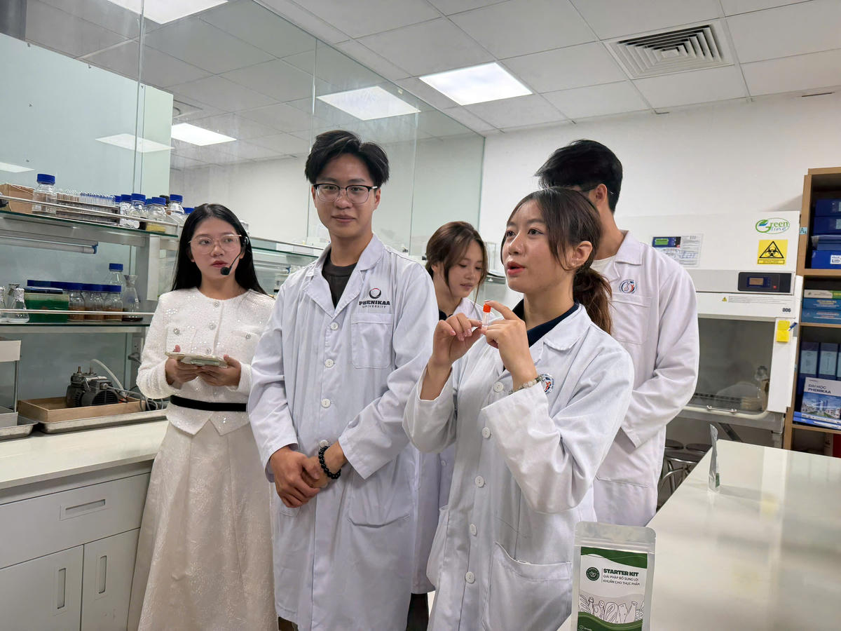 Sinh viên trình bày sản phẩm nghiên cứu với các khách mời tại&nbsp;Trung tâm nghiên cứu nguồn gen, Đại học Phenikaa trong khuôn khổ sự kiện.