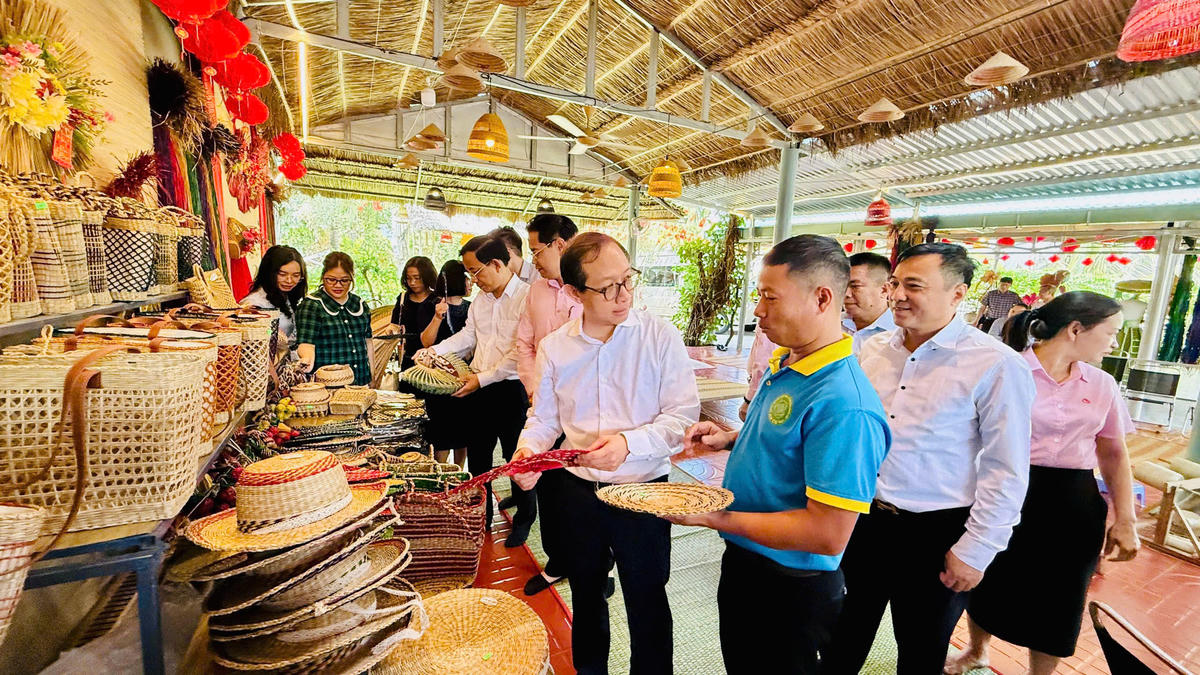 Đoàn công tác thăm mô hình sử dụng vốn vay tín dụng chính sách tại xã Ô Loan.