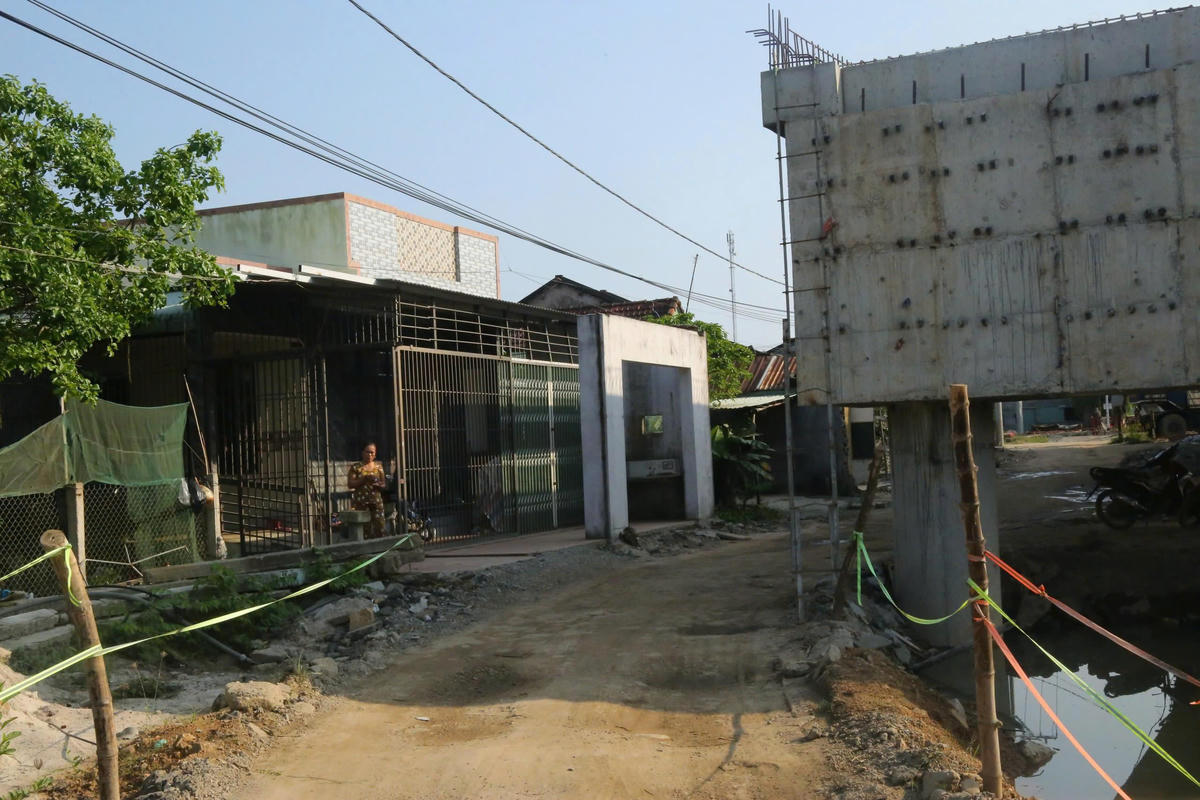 Nhiều nơi quanh co, rào chắn đơn sơ dễ gây nên tai nạn giao thông. Ảnh: Nguyễn Tín.