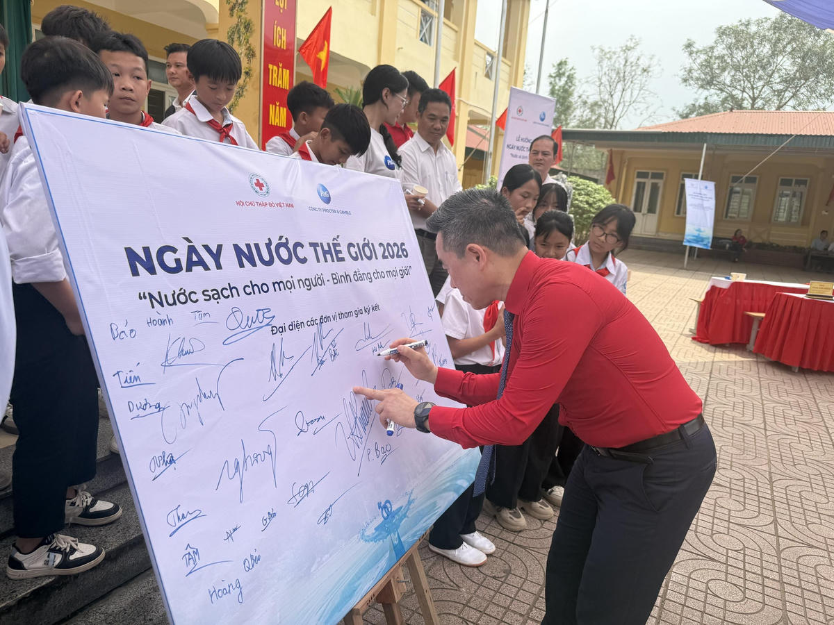 Lãnh đạo Hội Chữ thập đỏ Việt Nam kí cam kết hưởng ứng Ngày nước thế giới năm 2026. Ảnh: PV