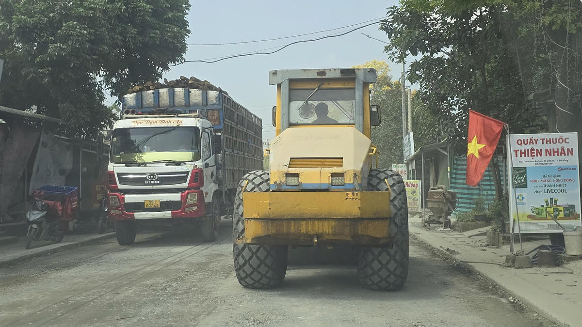 Xe đầm lu và xe khách cùng chen nhau gây khó cho các phương tiện lưu thông khác. Ảnh: Nguyễn Tín.