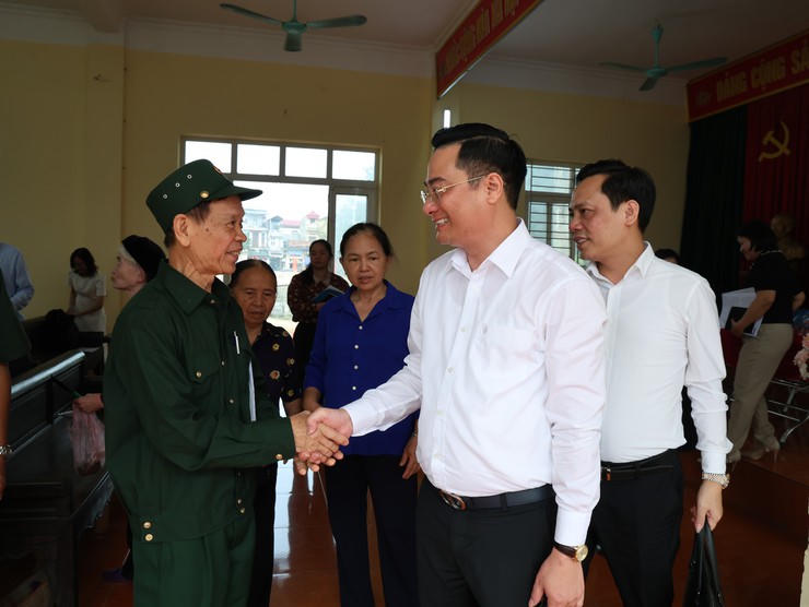 Trải qua hơn 25 năm công tác ở mỗi vị trí, ông Bùi Văn Sáng đều thể hiện rõ bản lĩnh chính trị, tinh thần trách nhiệm và sự tận tụy với công việc.