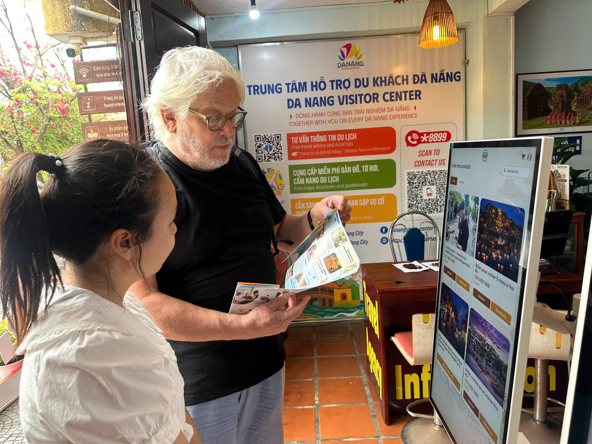 Quầy vé thông minh mang lại trải nghiệm mới mẻ cho du khách. Ảnh: Nguyễn Tú.