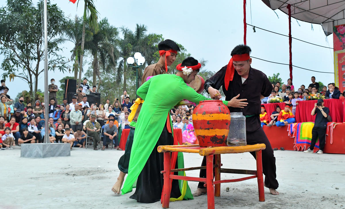 Tiếp theo là phần thi bắt chạch trong chum.