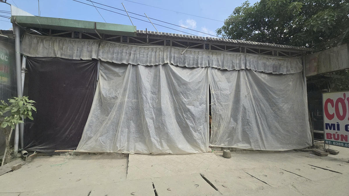 Nhà dân phải dùng bạt che chắn bụi do thi công gây nên. Ảnh: Nguyễn Tín.

