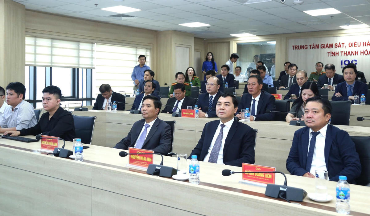 Bí thư Tỉnh ủy Nguyễn Doãn Anh thăm quan, nghe báo cáo về tình hình hoạt động của IOC Thanh Hóa. Ảnh: Phong Sắc