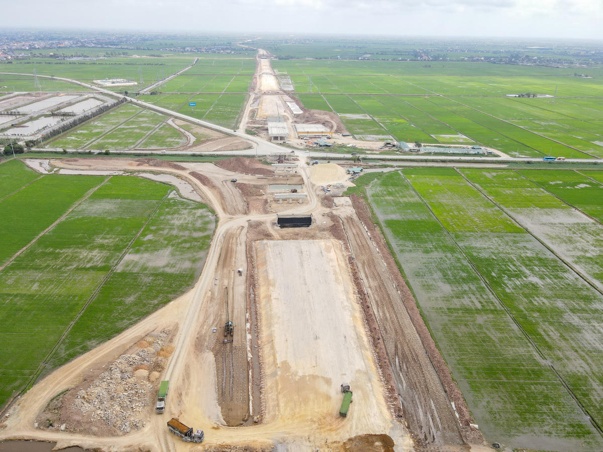 Dự án đi qua 7 địa phương gồm: Yên Thắng, Yên Mô, Yên Từ, Khánh Nhạc, Khánh Thiện, Khánh Hội, Khánh Trung. Đến nay, công tác giải phóng mặt bằng tuyến chính đã cơ bản hoàn thành, bàn giao 25,2/25,3 km, đạt 99,6%. Ảnh: Đình Minh&nbsp;