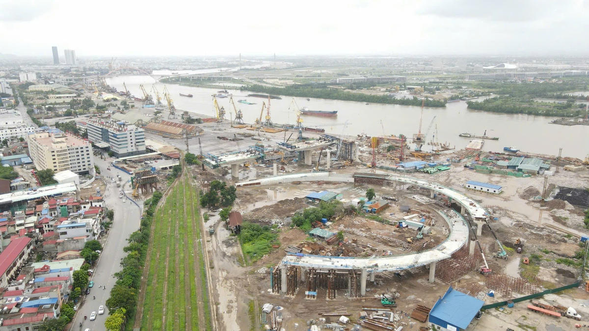 Dự án đầu tư xây dựng cầu Nguyễn Trãi và chỉnh trang đô thị vùng phụ cận - dự án trọng điểm được chuyển tiếp từ năm 2025 - đang được đẩy nhanh tiến độ. Ảnh: PT.&nbsp;