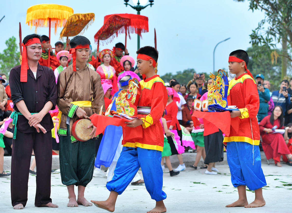 Sau các phần thi giữa phe Bắc và phe Hậu, lễ hội đã tìm được người xứng đáng làm phu quân của nữ tướng Lê Hoa và được ban trang phục.