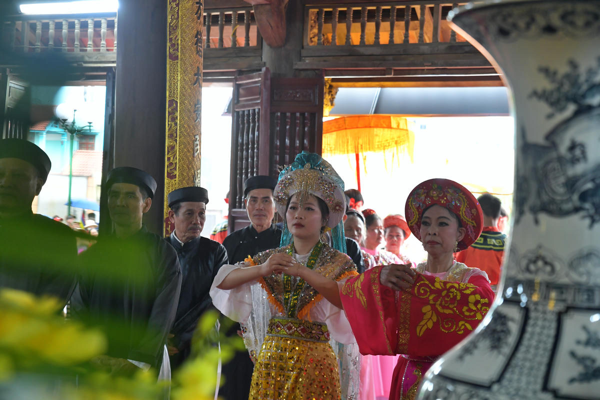 Mở đầu hội kén rể là màn vinh quy bái tổ của&nbsp;nữ tướng Lê Hoa.