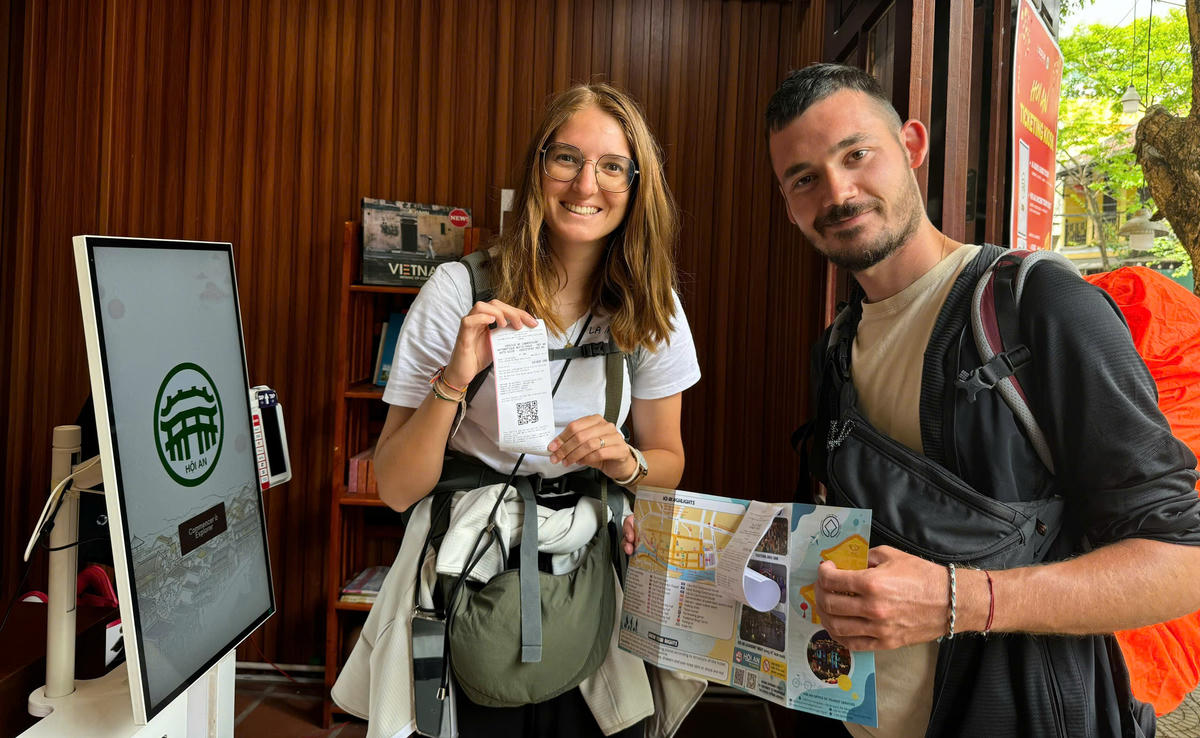 Du khách tự in vé với quầy vé thông minh, phục vụ tự động. Ảnh: Nguyễn Tú.