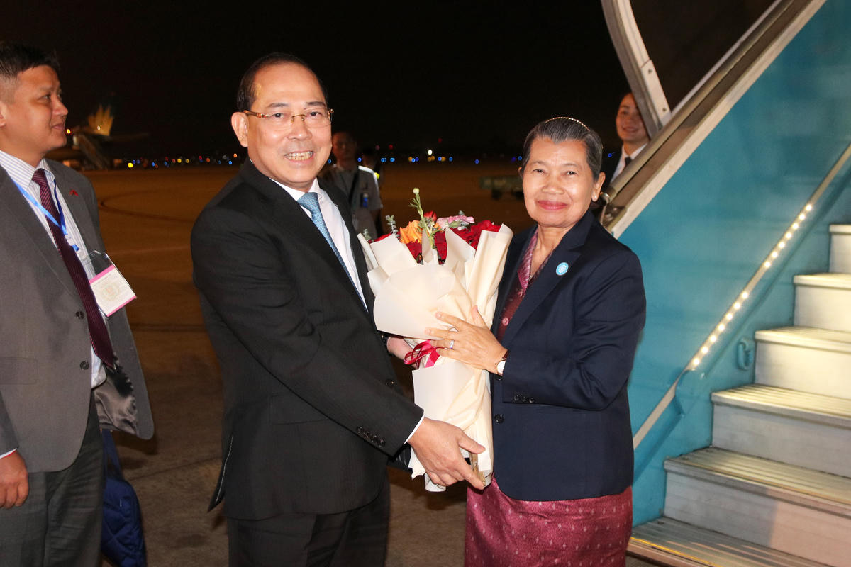 Phó Chủ tịch UBTƯ MTTQ Việt Nam&nbsp;Hoàng Công Thủy tặng hoa chào mừng&nbsp;bà Men Sam An và Đoàn đại biểu cấp cao Hội đồng Quốc gia Mặt trận Đoàn kết Phát triển Tổ quốc Campuchia&nbsp;tại Sân bay Quốc tế Nội Bài. Ảnh: Tiến Đạt.