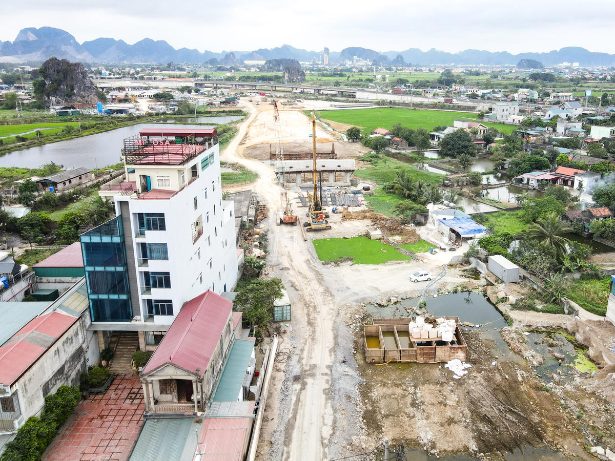 Tại hội nghị kiểm điểm tiến độ thực hiện dự án ngày 17/3, phía Ban Quản lý dự án đầu tư xây dựng số 1 tỉnh Ninh Bình cho biết, dự án vẫn còn nhiều khó khăn, vướng mắc, đơn cử như 4 vị trí chưa GPMB tại xã Khánh Nhạc; di dời hạ tầng điện, viễn thông còn chậm; một số hạng mục thi công nền đất yếu và các cầu lớn chưa đáp ứng tiến độ. Ảnh: Đình Minh