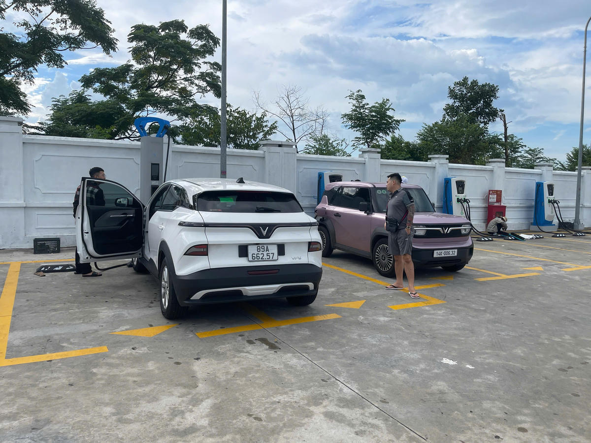 Thủ tướng Chính phủ chỉ thị phát triển hạ tầng trạm sạc điện; nghiên cứu các cơ chế, chính sách khuyến khích sản xuất và sử dụng xe điện. Ảnh: Quang Vinh