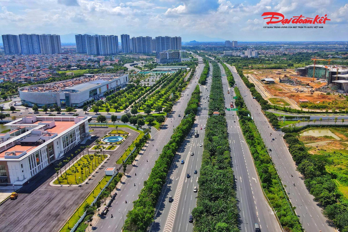 Khu vực Đại lộ Thăng Long (đoạn Km3+009 – Km3+704) được rào chắn, phân luồng giao thông phục vụ thi công tuyến metro số 5, các phương tiện lưu thông với tốc độ tối đa 60km/h.