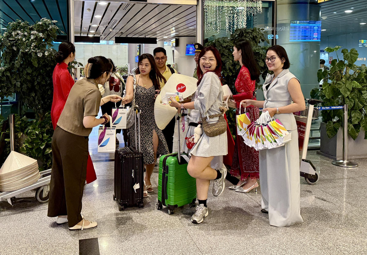 Tặng quà cho hành khách đường bay mới. Ảnh: Nguyễn Tú.