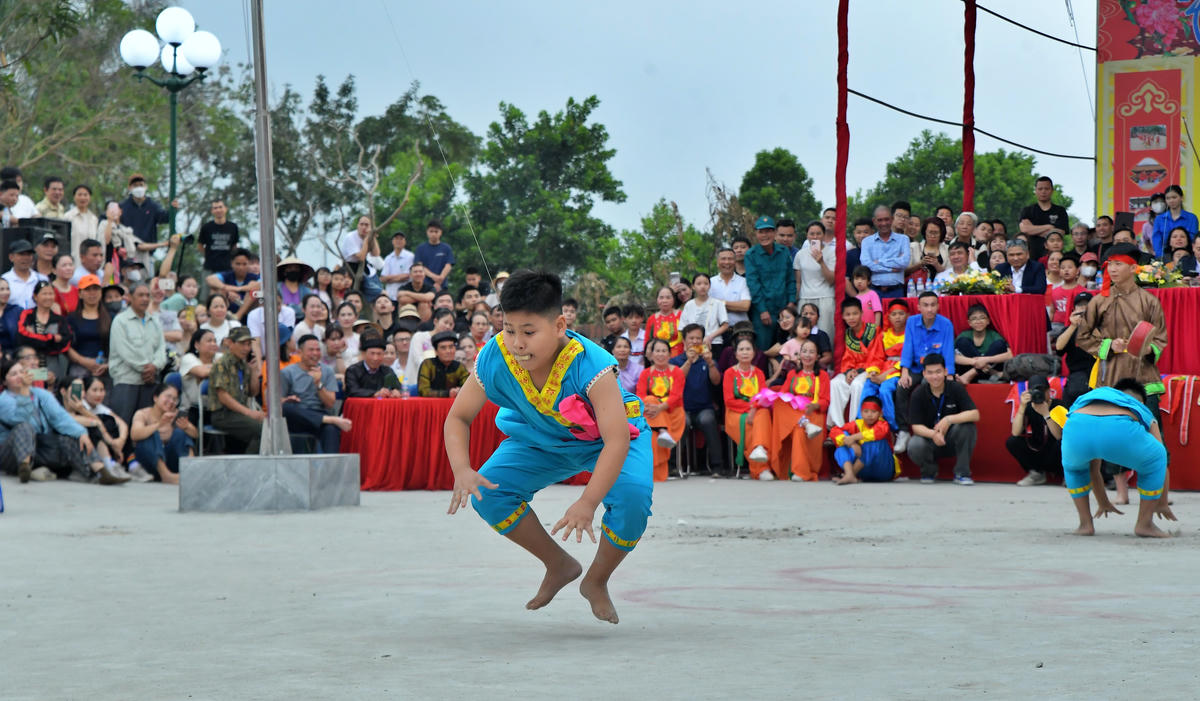 Phần thi câu ếch. Người đóng giả làm ếch là các em nhỏ. 