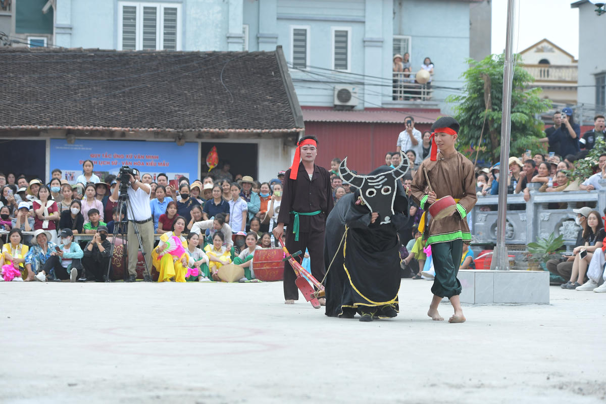 Hai chàng tra thể hiện những đường cày thành thục.