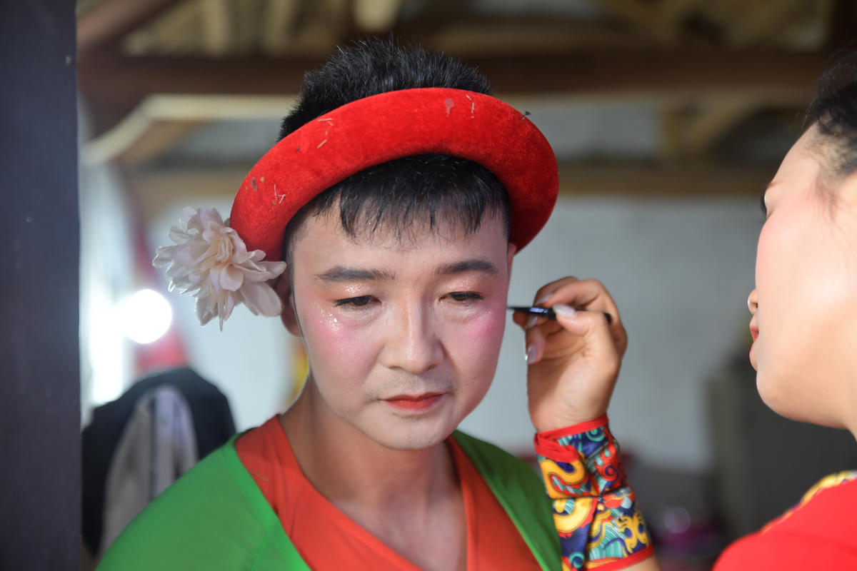 Các nhận vật hoá trang chuẩn bị cho các tích trò.