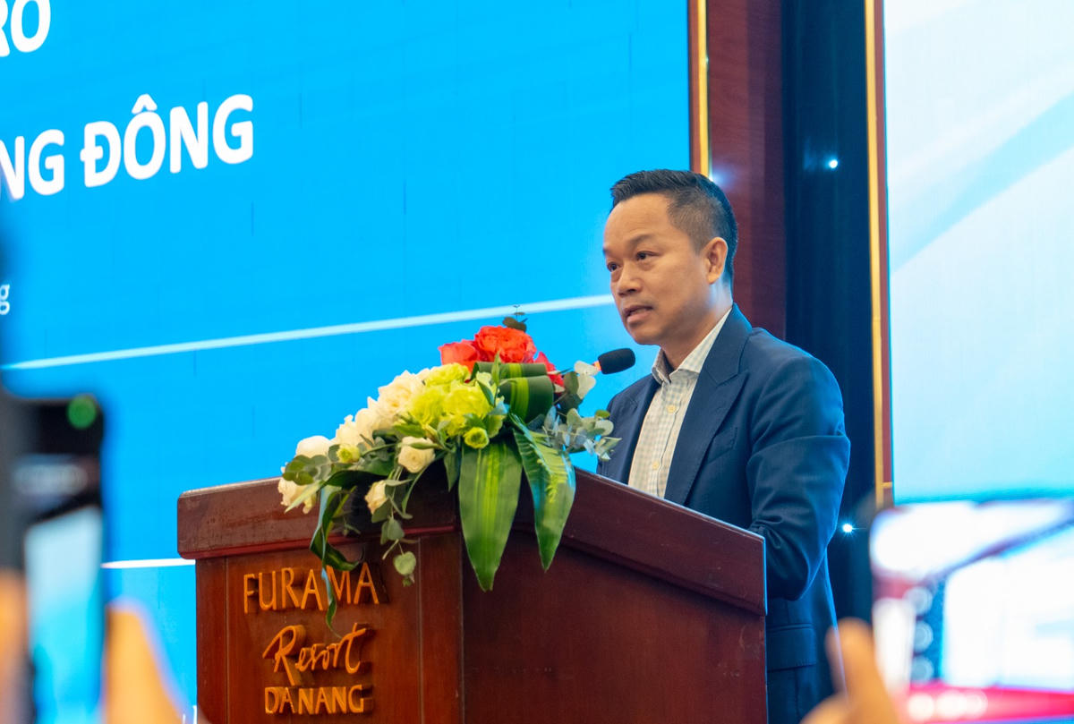 Ông Nguyễn Đức Quỳnh, Phó Chủ tịch Hiệp hội Du lịch Đà Nẵng, Chủ tịch Chi hội Khách sạn Đà Nẵng chia sẻ giải pháp quản trị rủi ro và ứng phó với tình hình biến động trên thế giới trong hoạt động kinh doanh du lịch. Ảnh: Nguyễn Tú.