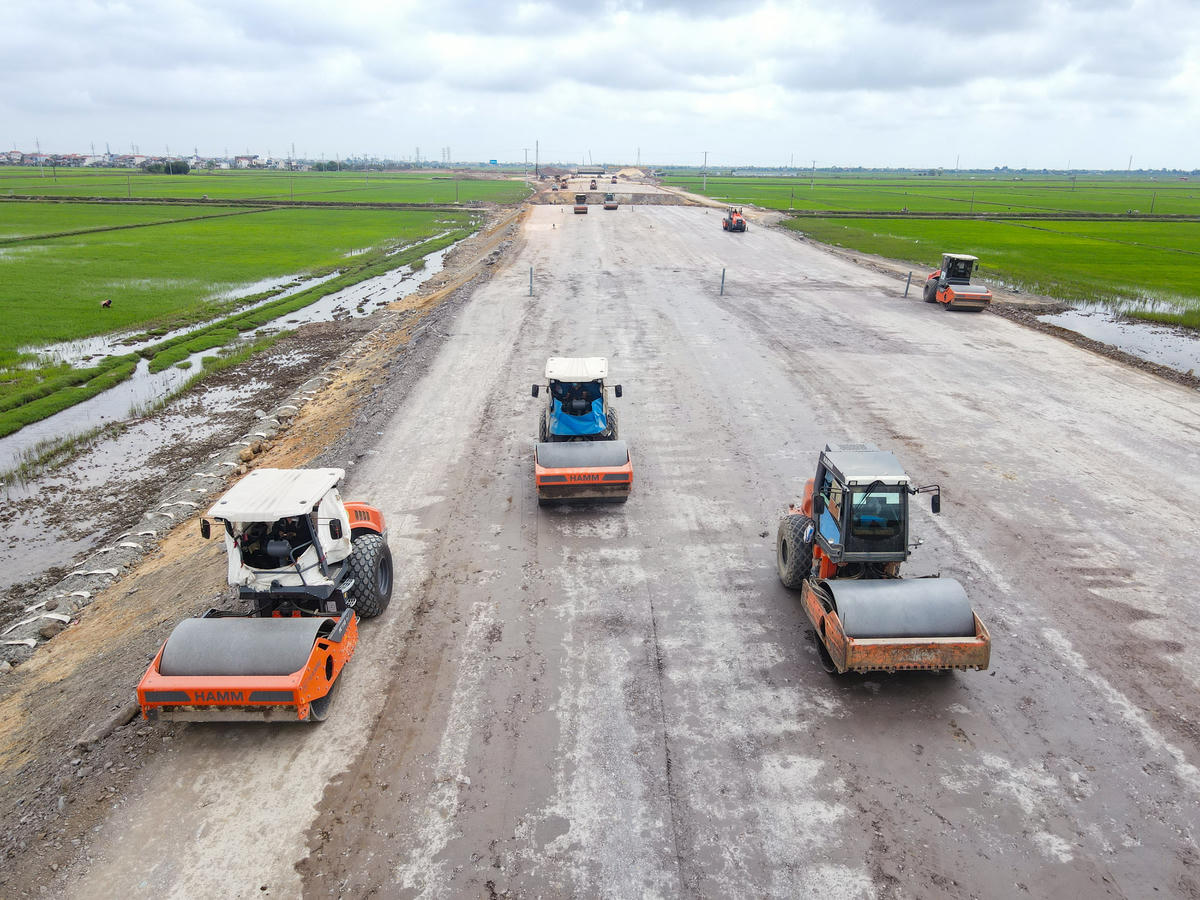 &nbsp;Kết luận hội nghị, Phó Chủ tịch UBND tỉnh Nguyễn Cao Sơn yêu cầu các địa phương, đơn vị tập trung xử lý dứt điểm các tồn tại, đặc biệt tại xã Khánh Nhạc; đẩy nhanh tiến độ GPMB, xây dựng khu tái định cư, di dời hạ tầng kỹ thuật; tổ chức thi công bảo đảm tiến độ, phấn đấu thông xe dự án trong năm 2026. Ảnh: Đình Minh