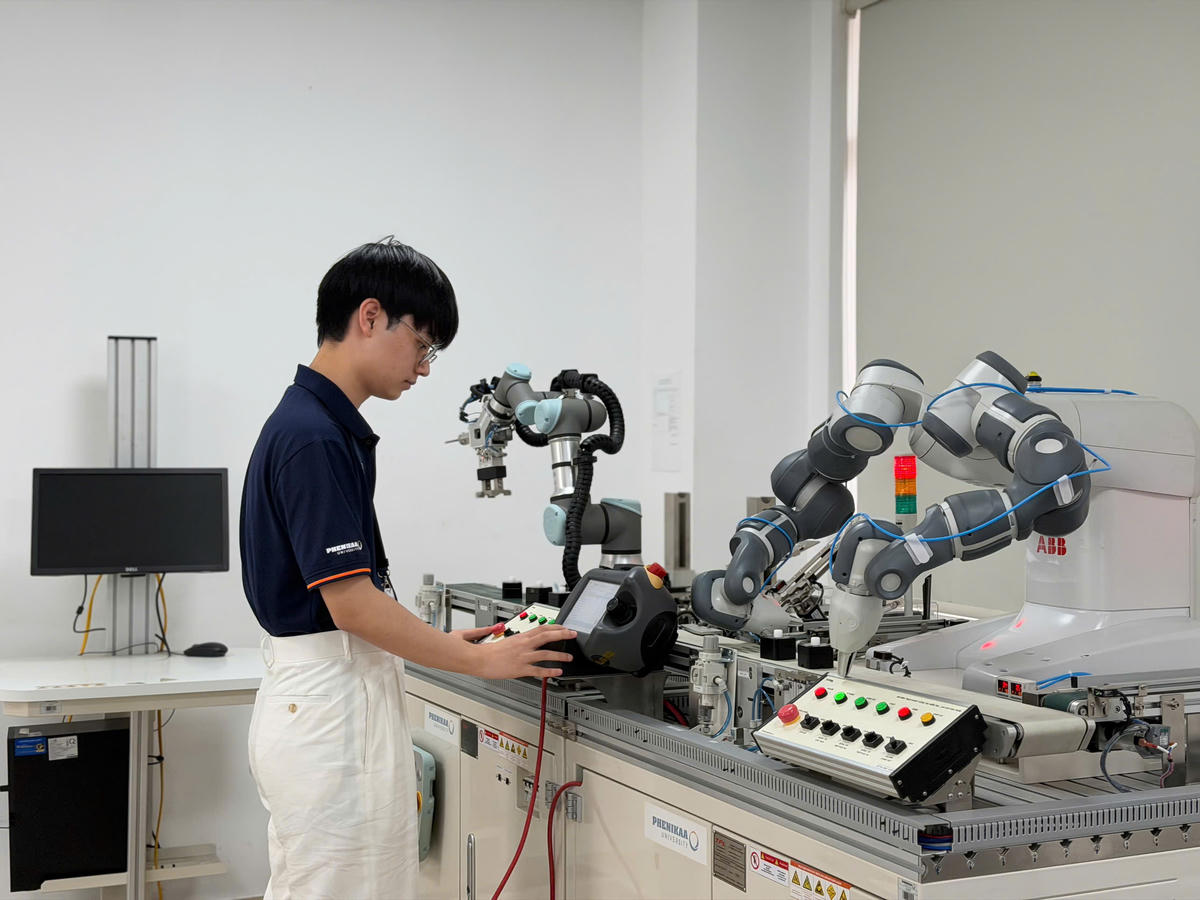 Sinh viên thực hành tại&nbsp;Phòng thực hành Robot và Trí tuệ nhân tạo trong khuôn khổ sự kiện.