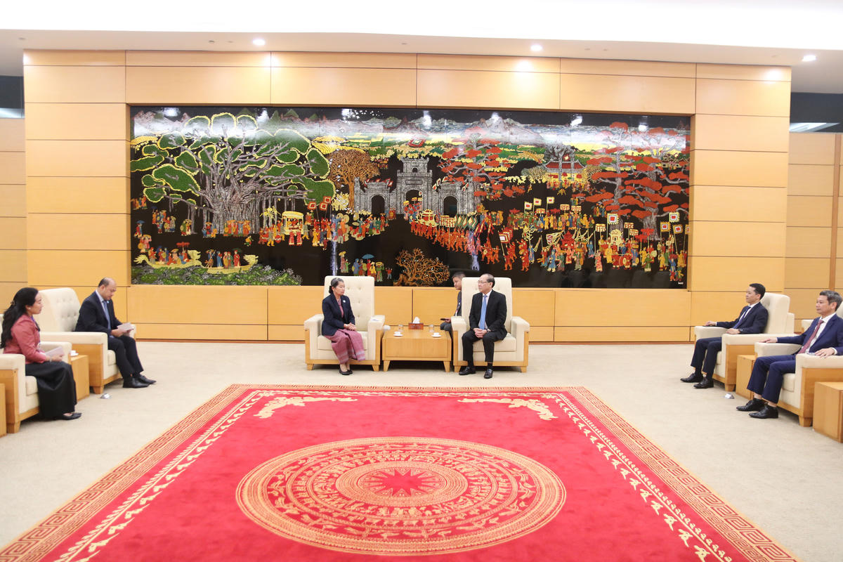 Phó Chủ tịch UBTƯ MTTQ Việt Nam Hoàng Công Thủy thân mật tiếp bà Men Sam An và Đoàn đại biểu cấp cao Hội đồng Quốc gia Mặt trận Đoàn kết Phát triển Tổ quốc Campuchia.&nbsp;Ảnh: Tiến Đạt.