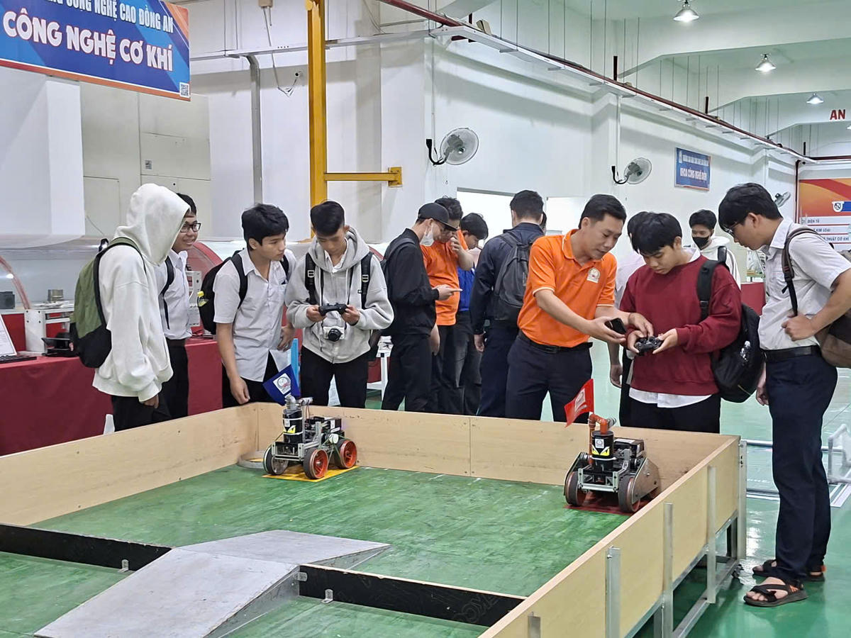 Học sinh các trường trải nghiệm các mô hình tự chế của sinh viên. Ảnh: Đ.Q