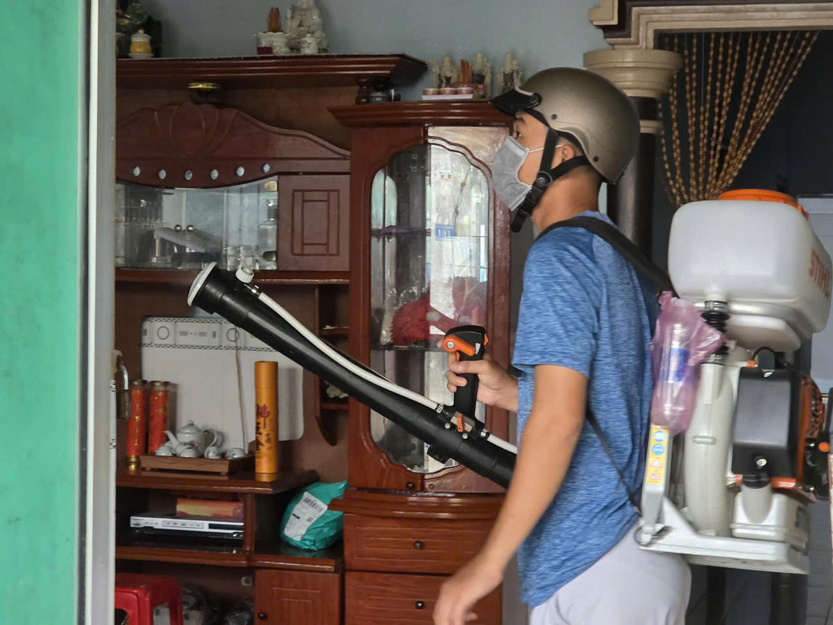 Ra quân phun thuốc diệt muỗi ở các khu dân cư. Ảnh: Nguyên Du