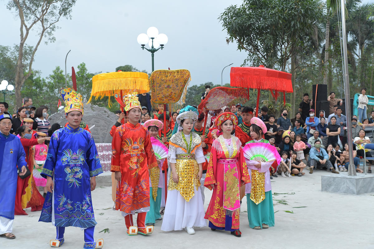 Chàng trai thắng được sánh bước cùng nữ tướng Lê Hoa ra mắt dân làng.
