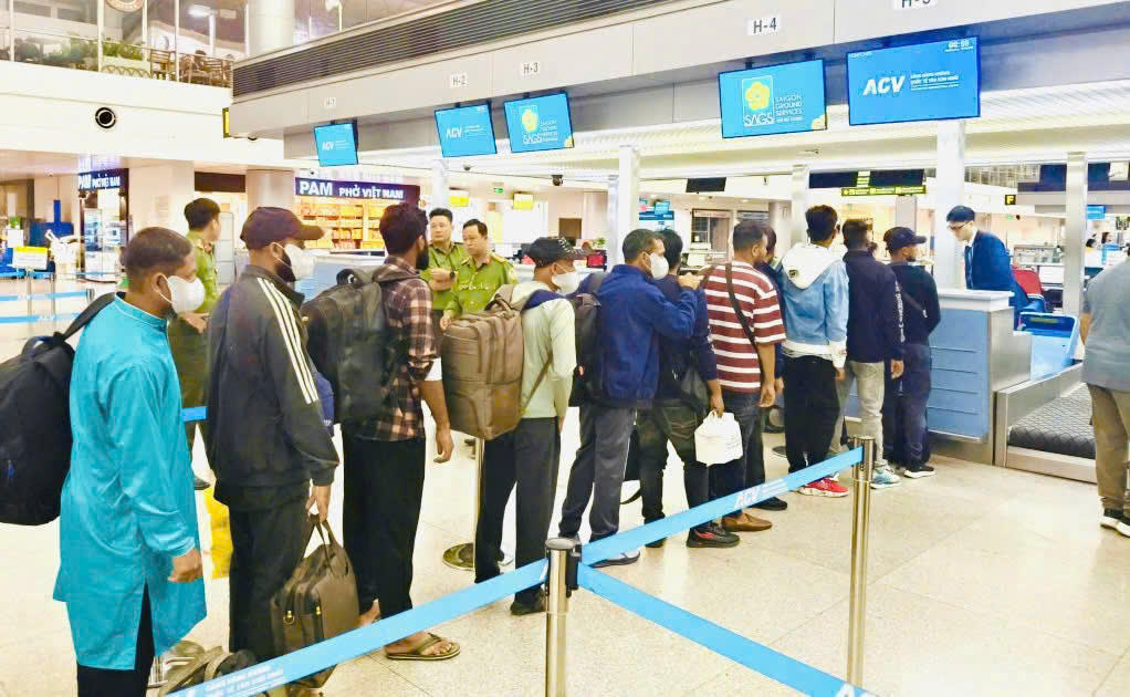Nhóm người bị trục xuất ở sân bay Tân Sơn Nhất. Ảnh: CATN.