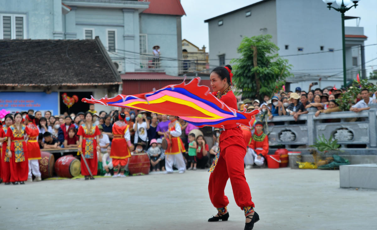 Những đường múa cờ thần mạnh mẽ, dứt khoát.