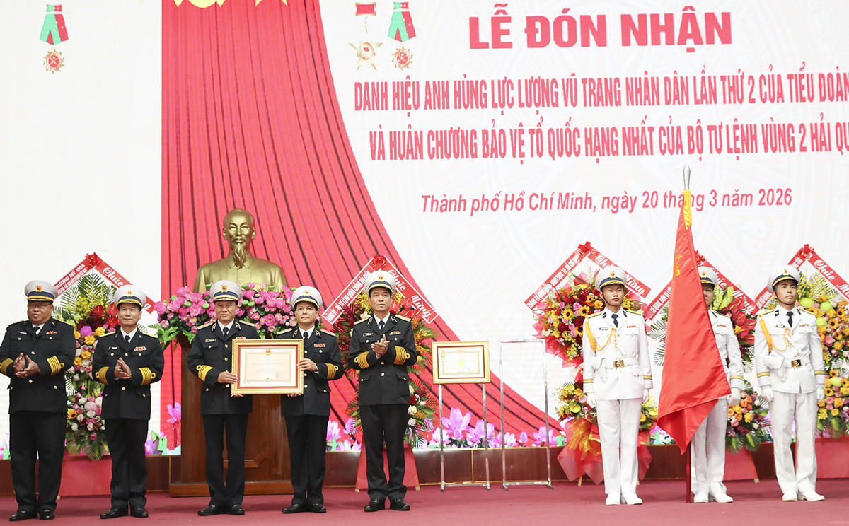 Phó Đô đốc Nguyễn An Phong gắn Huân chương, trao bằng cho Vùng 2 Hải quân. Ảnh: Văn Đường.