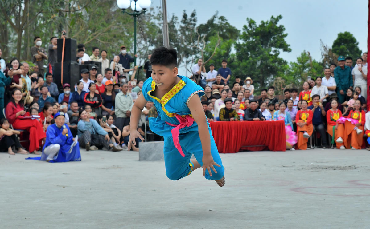 Một chú ếch nhảy cao tóm mồi.