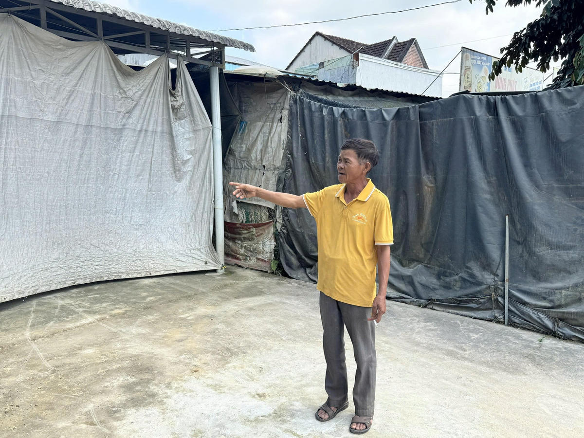 Ông Hồ Văn Tám nói về đời sống của người dân dọc quốc lộ 14E qua thôn Nam An Sơn . Ảnh: Nguyễn Tín.