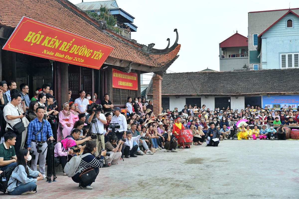 Lễ hội thu hút sự tham gia của đông đảo dân làng và du khách.