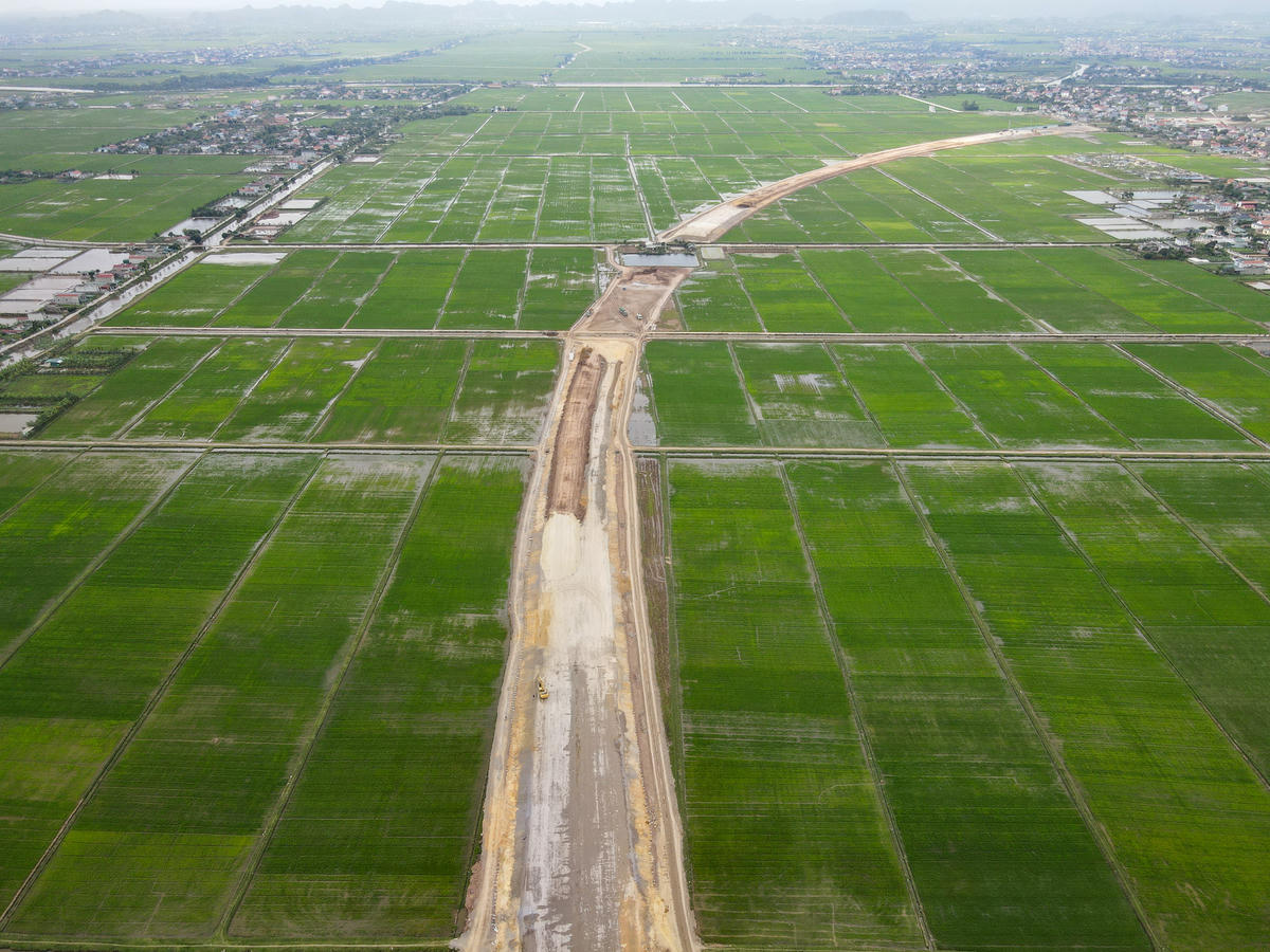 Điểm cuối của dự án nằm tại đầu cầu vượt sông Đáy (xã Khánh Thiện). Tuyến đường được thiết kế 4 làn xe, tốc độ 120km/h, tổng mức đầu tư 6.865 tỷ đồng. Ảnh: Đình Minh