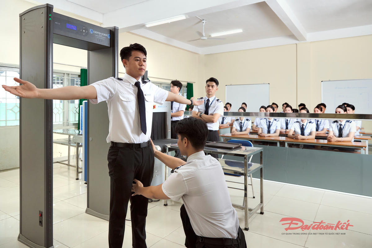 Một buổi học thực hành của sinh viên Học viện Hàng không Việt Nam. Ảnh: Hồng Phúc.