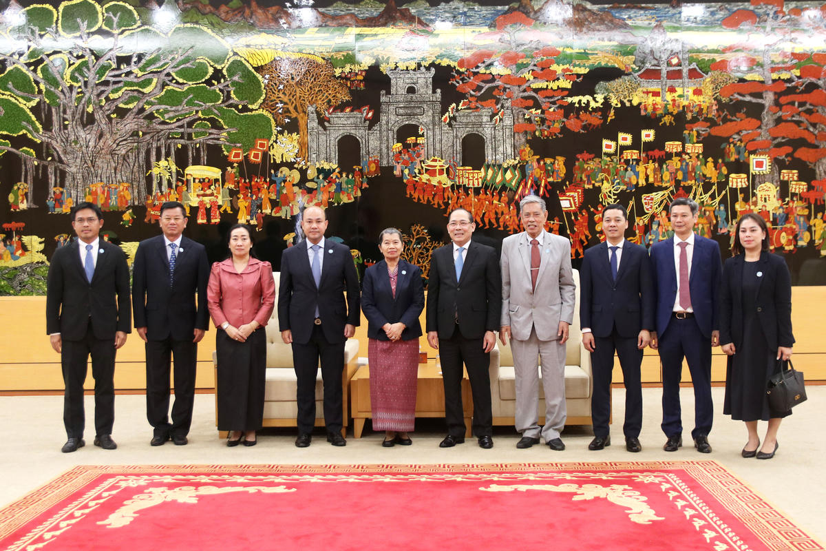 Phó Chủ tịch UBTƯ MTTQ Việt Nam Hoàng Công Thủy chụp ảnh lưu niệm cùng bà Men Sam An và Đoàn đại biểu cấp cao Hội đồng Quốc gia Mặt trận Đoàn kết Phát triển Tổ quốc Campuchia.&nbsp;Ảnh: Tiến Đạt.