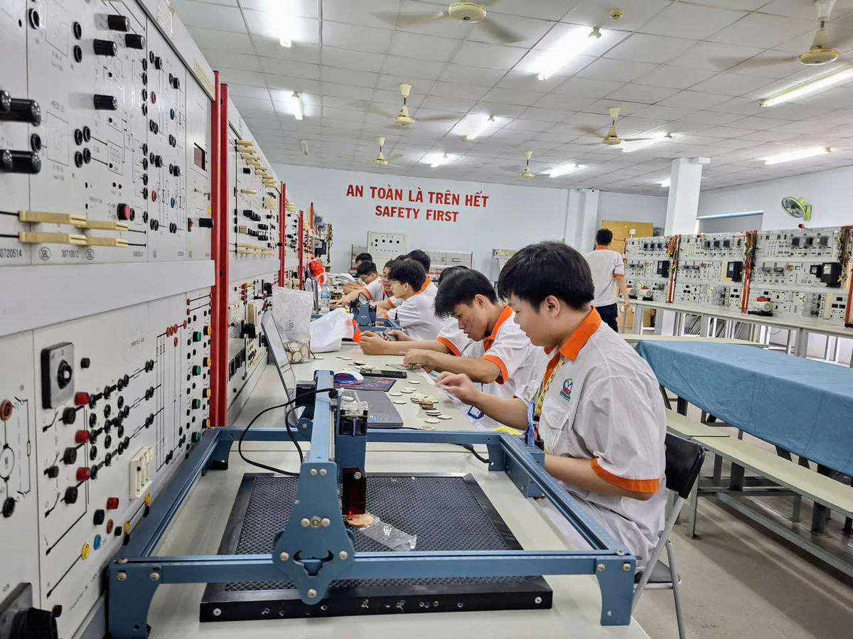 Các phòng thực hành được trang bị đầy đủ máy móc hiện đại. Ảnh: Đ.Q