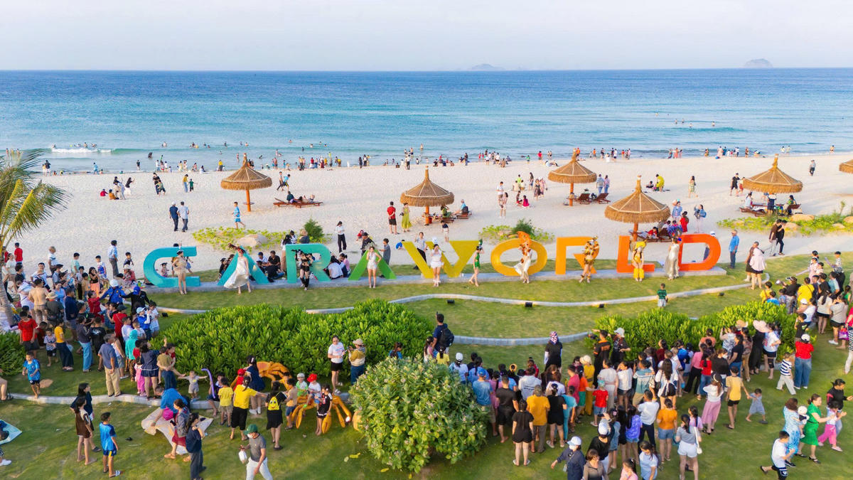 CaraWorld Cam Ranh sôi động với các hoạt động vui chơi - giải trí.