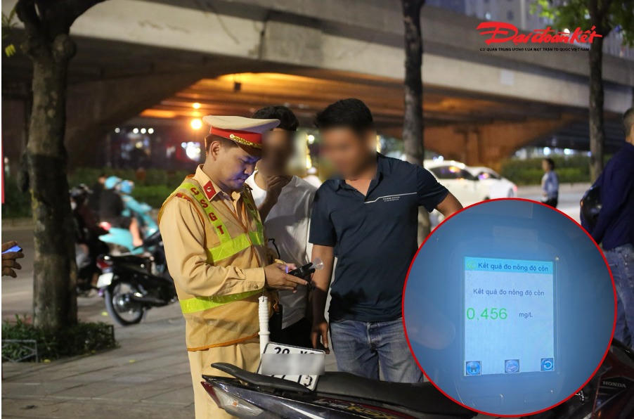 Tiếp đó, hồi 20h53, tổ công tác phát hiện 2 người đàn ông chở nhau trên xe mô tô không gắn biển kiểm soát. Qua kiểm tra, người điều khiển phương tiện vi phạm nồng độ cồn ở mức 0,456 mg/lít khí thở; quá trình kiểm tra, cảnh sát phát hiện biển kiểm soát của phương tiện được cất giấu trong cốp xe.