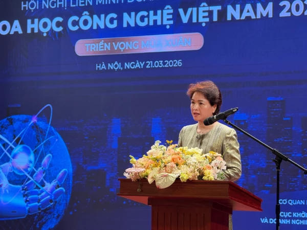 Bà Nguyễn Thị Hương Liên - Phó Chủ tịch thường trực Hiệp hội doanh nghiệp khoa học và công nghệ Việt Nam (VST), CEO Công ty Cổ phần Sao Thái Dương phát biểu khai mạc sự kiện.