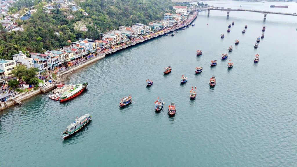 Bên cạnh đoàn rước trên bộ, đoàn rước trên biển với khoảng 30 thuyền, tái hiện hình ảnh Đức Ông vi hành tuần tra biển đảo, trấn giữ biên thùy, cầu cho mưa thuận gió hòa, quốc thái dân an.
