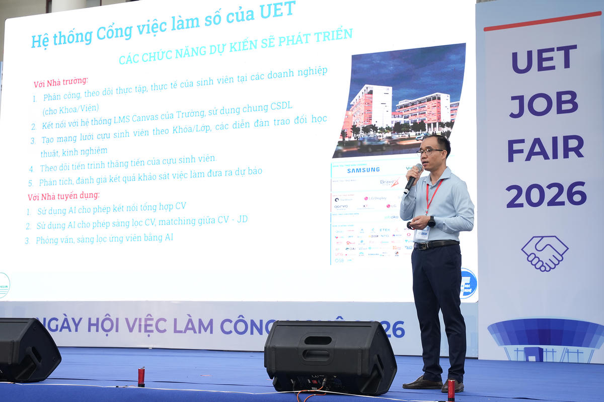 TS Bùi Trung Ninh - Trưởng phòng Công tác Sinh viên, Trường Đại học Công nghệ chia sẻ tại sự kiện.