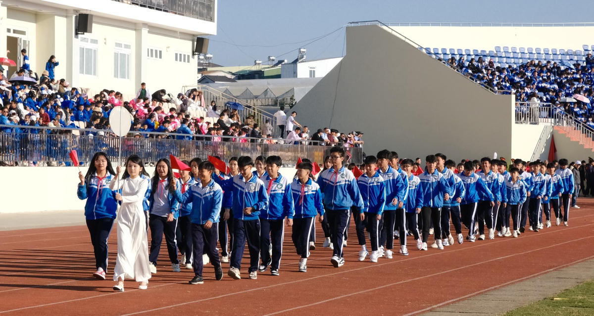 Các vận động viên tham gia diễu hành lễ Khai mạc Đại hội Thể dục thể thao (TDTT) ngành Giáo dục tỉnh Lâm Đồng lần thứ I năm 2026. Ảnh CT